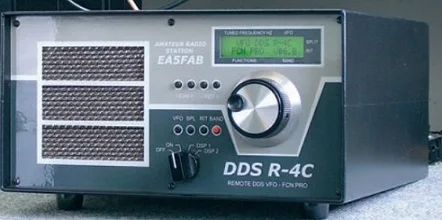 A su puesta en marcha, el DDS R-4C saluda a su propietario y le informa de la función inicial