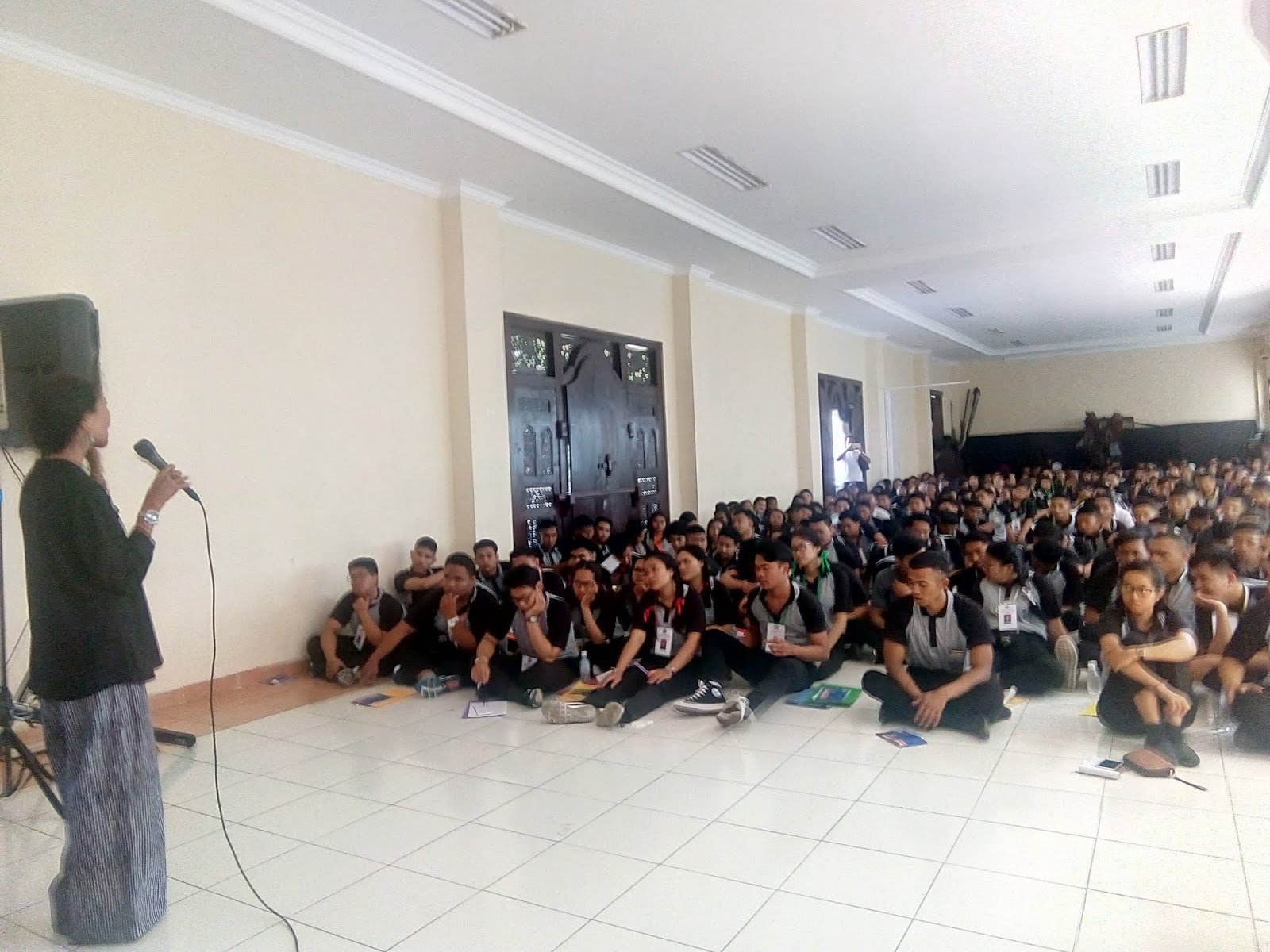Setelah ceramah acara dilanjutkan dengan temu kangen antara Alumni dan Direktur Akpar Denpasar bertempat di ruang dosen kampus Akpar Denpasar