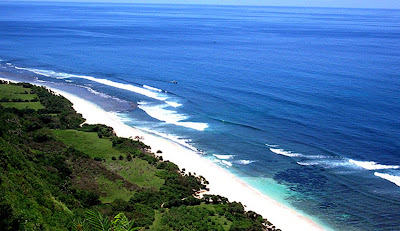 Keindahan pemandangan sunset yang ada di pantai Bali ini memang sangat mempesona banyak para wisatawan dan salah satu alasan bagi para wisatawan untuk liburan ke Bali. Pantai di Bli yang menjadi pilihan utama wisatawan ketika ingin berwisata pantai di Bali, seperti objek wisata pantai kuta Bali, objek wisata tanjung benoa Bali, dan juga objek wisata pantai pandawa Bali. Dikarenakan menjadi promadona, menjadikan pantai tersebut sangat ramai didatangi pengunjung, khususnya ketika musim liburan di Bali seperti ketika liburan sekolah atau pun liburan akhir tahun. Akan tetapi jika Anda ingin berlibur ke tempat yang sepi pengujung seperti halnya objek wisata tersembunyi di Bali, Anda bisa datang ke objek wisata pantai nyang nyang Bali ini.