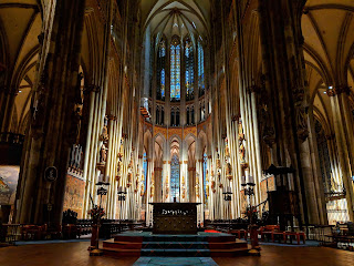 O belo interior da Catedral de Colônia na Alemanha