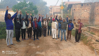 जर्जर मार्ग को लेकर ग्रामीणों ने किया प्रदर्शन | #NayaSaberaNetwork