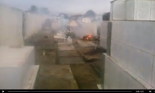 Moradores se revoltam com queima de caixões em cemitério de Ipirá