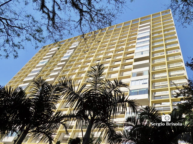 Vista ampla da fachada do Edifício Parque Higienópolis em Higienópolis