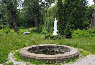 Біла Церква. Дендропарк «Олександрія». Скульптура Богородиці. Острів Мрії