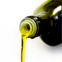 Saiba que o azeite de oliva é um excelente aliado no tratamento das unhas, assim como da pele, cabelos e organismo em geral.