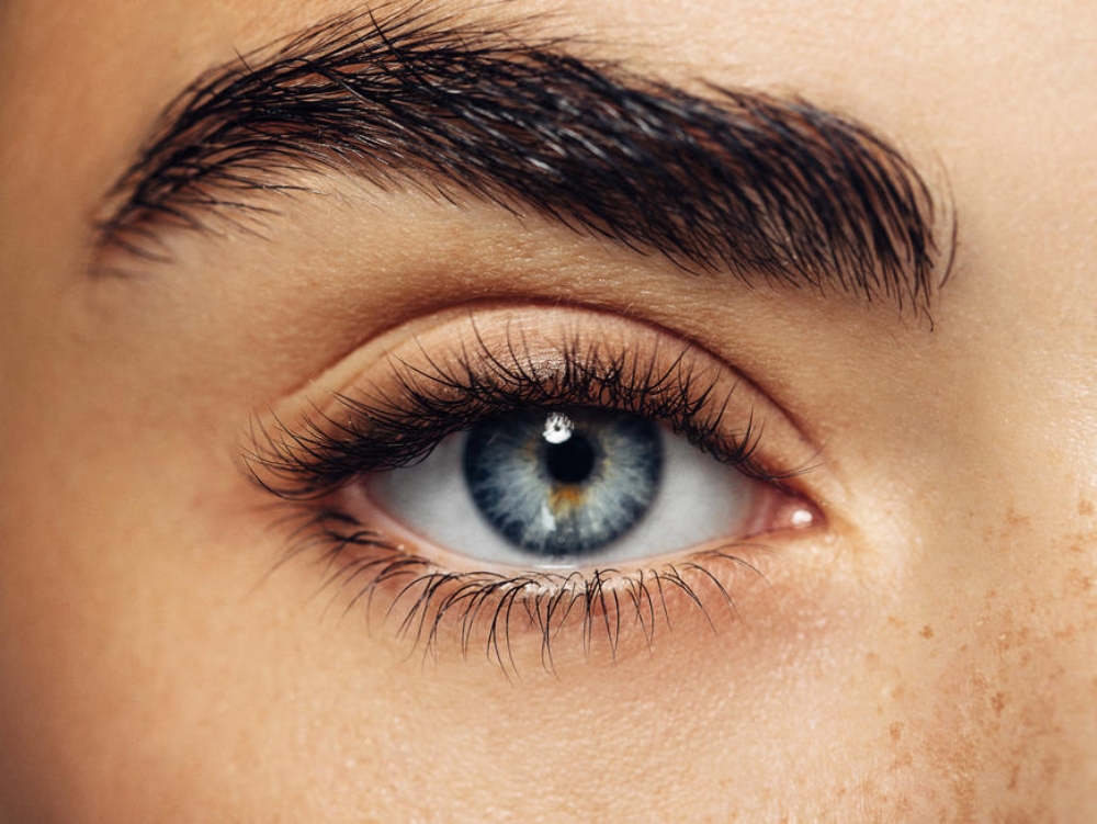 3 Make-up-Tricks, mit denen ihr jünger ausseht Volle Augenbrauen