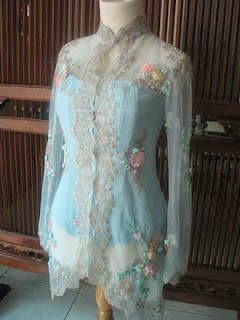 Kebaya simpel untuk lamaran