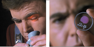 El Sr. Chekov (Walter Koenig) recogiendo muestras de sangre klingon en Star Trek: Aquel país desconocido