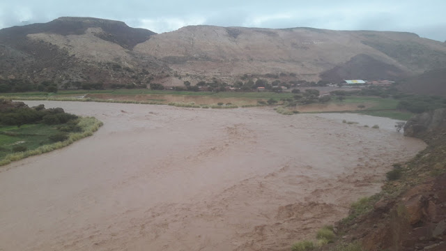 Der Fluss "San Juan del Oro", der auch an Casa Grande vorbeifließt, hat dort viele Felder überschwemmt. Meine Kirchenarbeiter sind noch dort. Sie wollen am Samstag die ch'alla durchführen das ist eben Teil des andinen Brauchtums.
