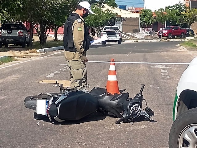Motociclista fica ferido após colisão com caminhonete em cruzamento de vias em Parnaíba