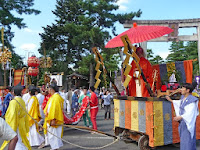 巡行路を案内する猿田彦大神が乗る「導山（みちびきやま）」。