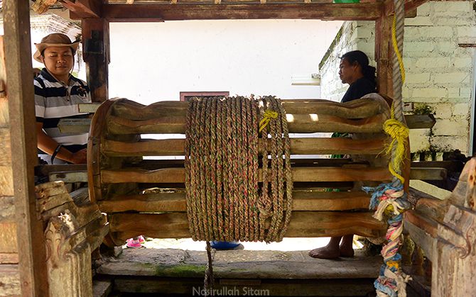 Alat menimba airnya tidak pakai tangan, tapi seperti ini