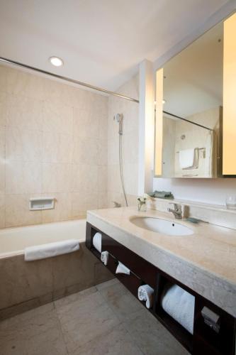 Hotel Santika Malang bathtub