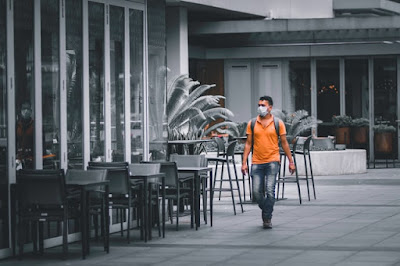 Tourists wearing mask on an empty street during COVID 19 pandemic lockdown - Source: Victor He via Unsplash - https://unsplash.com/photos/9X9K7GJmVlk