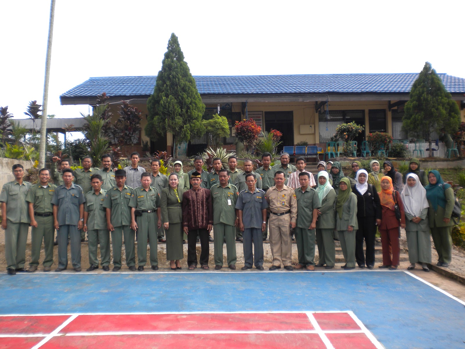 Selesai acara dengan siswa guru guru SMPN 12 mengadakan acara halal bil halal dengan kepala sekolah dan guru guru SMKN 10 dan SMKN 18 yang merupakan