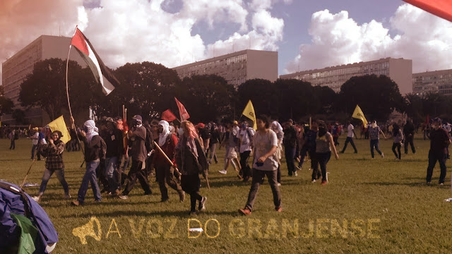 Manifestantes entram em confronto com a polícia e põem fogo no Ministério da Agricultura durante protesto no DF