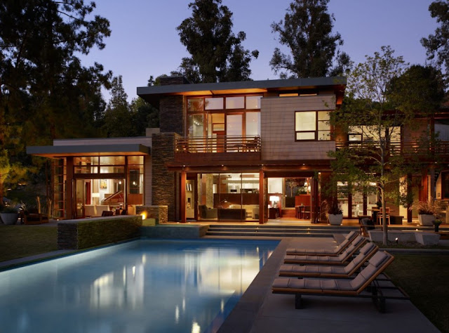 Mandeville Canyon Residence at night from the swimming pool 