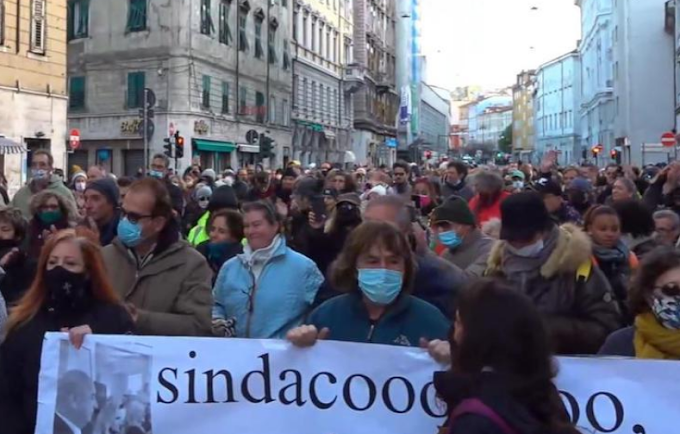 No green pass in piazza, tensioni a Trieste e Milano