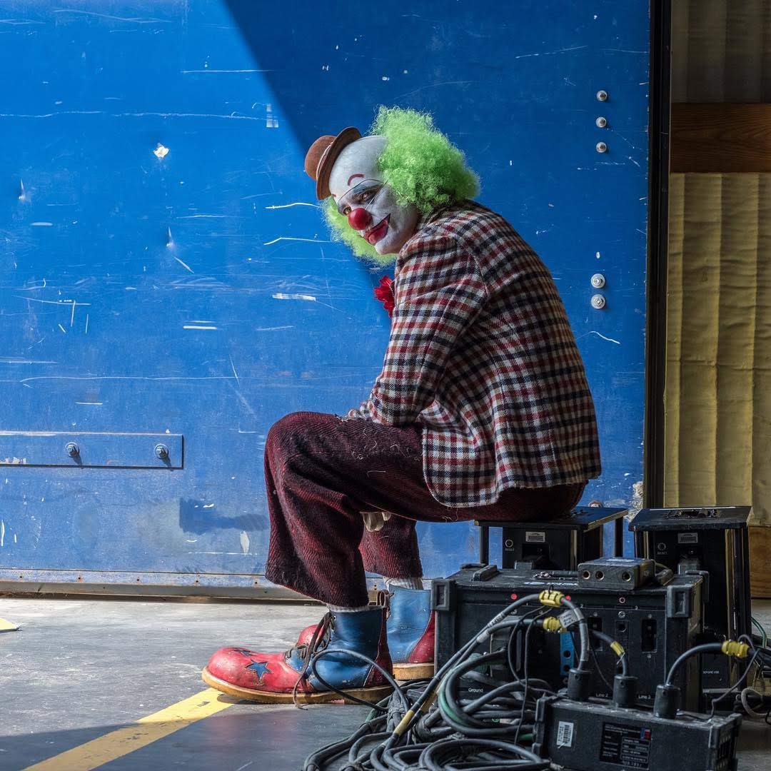 Joker ワーナー Dc のアンチ ヒーロー映画 ジョーカー を撮影中のトッド フィリップス監督が ピエロのコスチュームをフルに身に着けたホアキン フェニックスのジョーカーの新しい写真をリリース Cia Movie News