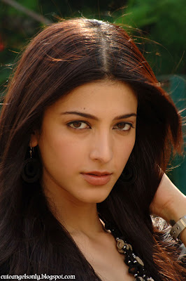 Shruti_Hassan_In_Red