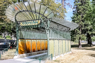 Paris : Entrées de métro Guimard, les iconiques bouches de métro Art Nouveau, édicules et entourages signés Hector Guimard