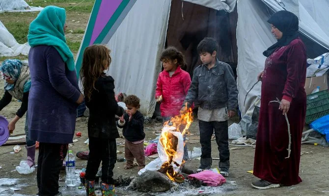 Παιδιά παρανομων μεταναστών μπαίνουν στα ελληνικά σχολεία με απόφαση του υπουργείου Παιδείας