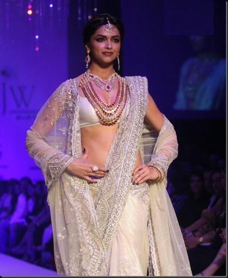 deepika_padukone_ramp_walk_at_iijw_2010_0100