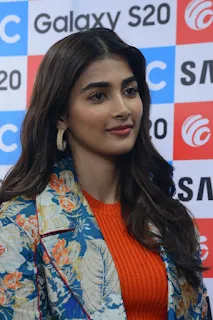 Actress Pooja Hegde Stills Launches Samsung S20 at BigC Mobiles