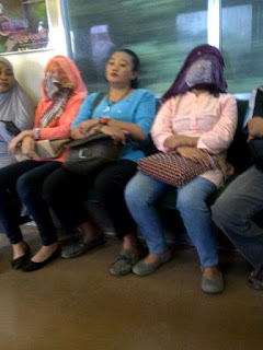 Foto-Foto Ekstrim Lucu Orang Tidur di Kereta