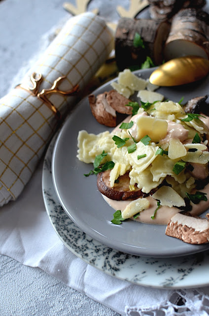 Ravioles truffe, cèpes, sauce foie gras 