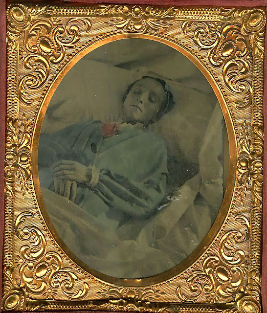 Tipografía post mortem de una mujer joven-sobre 1860. https://tuesday-johnson.tumblr.com/post/121710303400/ca-1860-80s-hand-tinted-postmortem-tintype-of