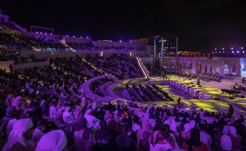 Khor Fakkan Amphitheater... When the brilliance of nature meets the subtlety of creativity The visitor to the city of Khorfakkan, located 109 kilometers from the center of the Emirate of Sharjah, will feel from the first moment the ancientness of the place and be captivated by the beauty of its nature.