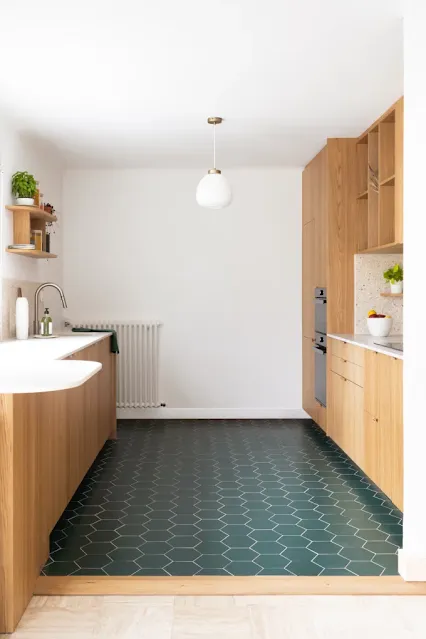 A modern kitchen with a refined decoration