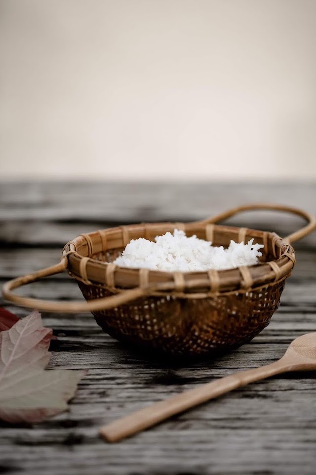 présentation du riz dans panier