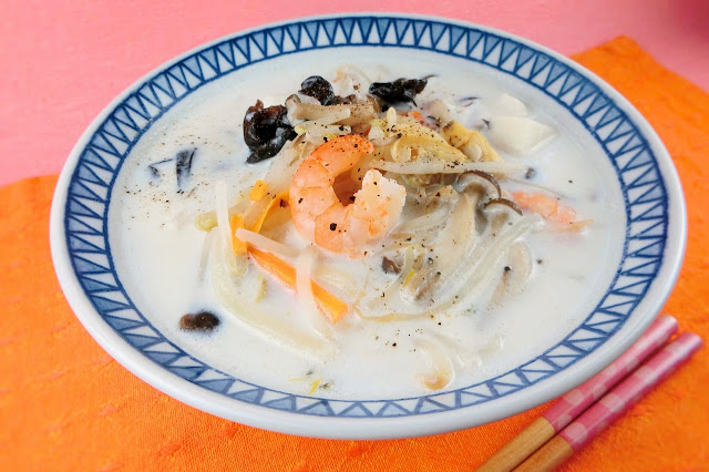 味の決め手はちゃんぽんの白いスープ！冷凍うどんで作るちゃんぽん