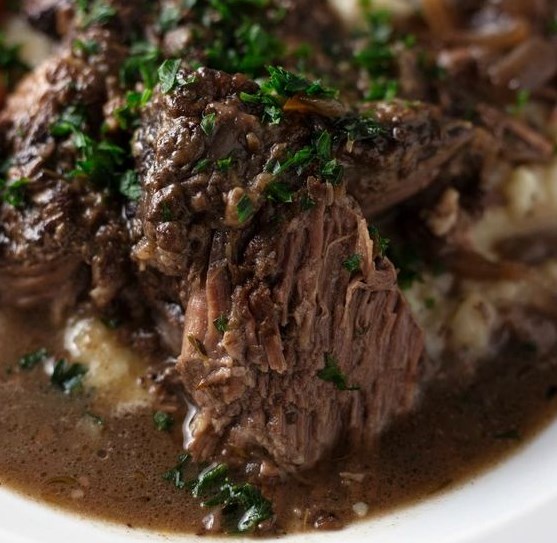 ONE POT RED WINE BRAISED BEEF ROAST WITH CARROTS, ONIONS, AND GARLIC #Beef #DeliciousRecipe
