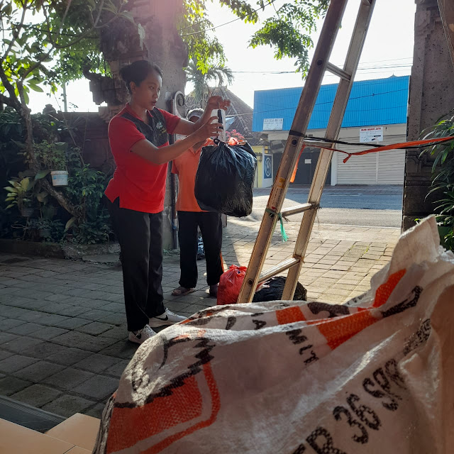  Karang Taruna Idepang Sawitra Kelurahan Pemecutan Koordinir Penimbangan Bank Sampah KedasTIS
