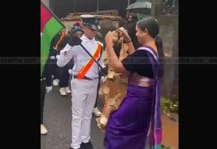 News, Kerala, Malappuram, Meelad Al Nabi, Religion, Festival,  Hindu woman placing currency garland around Muslim boy in meelad rally.