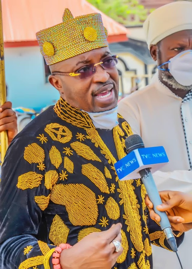 Oluwo of lwo Feeds The Needy