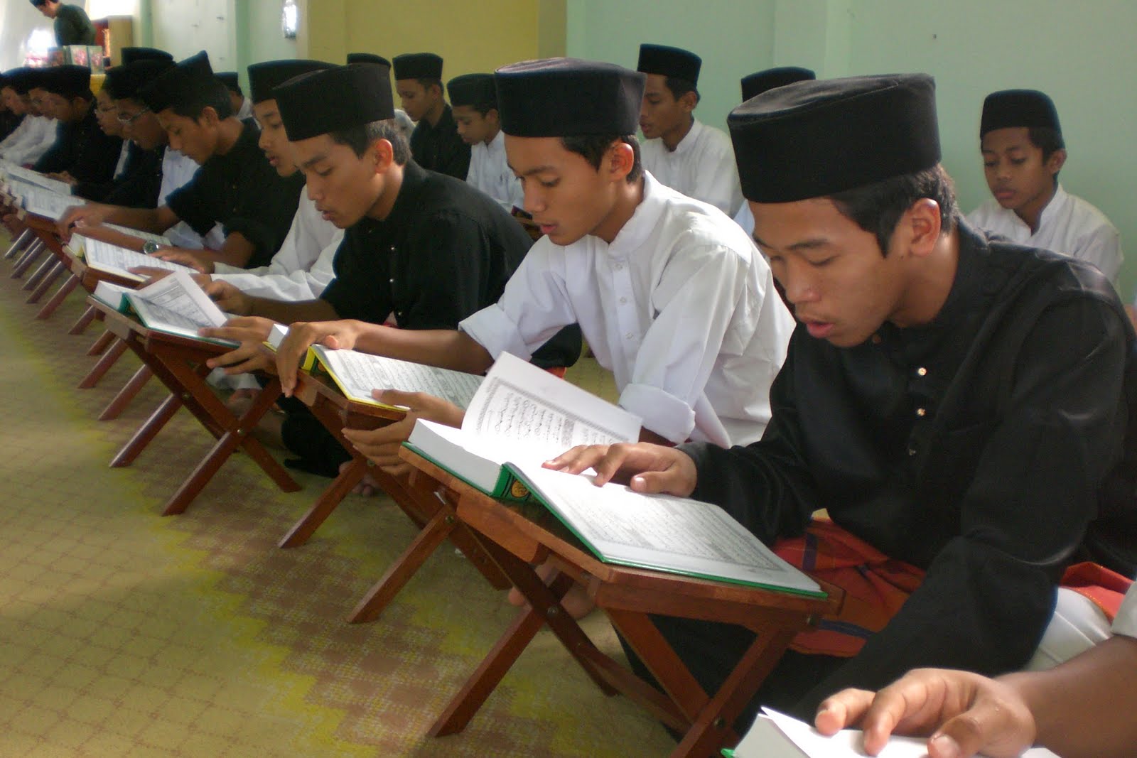 Koleksi gambar orang sedang baca Al-Quran - CariGold Forum