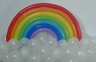 Einfache Ballonmodellage eines Regenbogens über eine Ballonwolke.