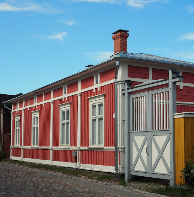 lingonberryhouse, punainen talo, red house, old town, vanha kaupunki