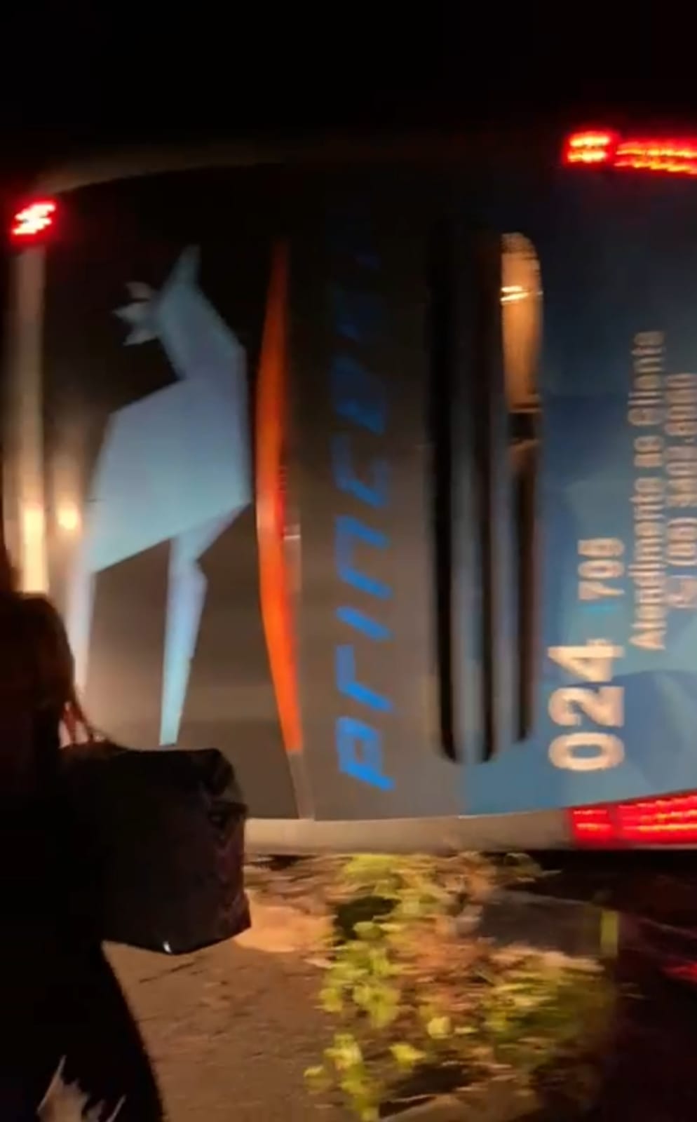 GazetaWeb - Ônibus do Princesa do Solimões tomba durante viagem para jogo
