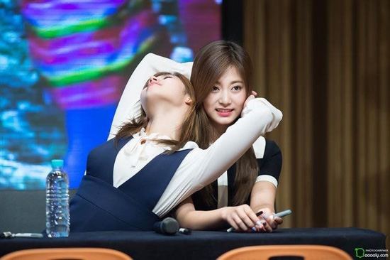 D編集長の裏ブログ Twice ツウィを可愛がるサナgif