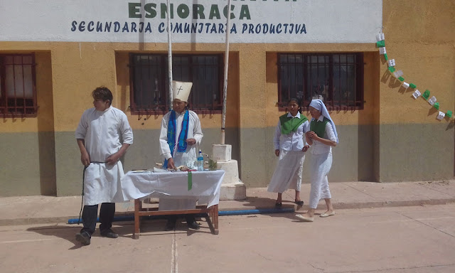 Aniversario del Colegio, die Schüler des Abi Jahrganges nehmen dann die Neuen auf. Symbolisch mit einer "Taufe". Mein Verwalter hatte dazu ein paar Ministranten Röckchen ausgeliehen.