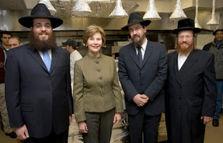  Mrs. Laura Bush joins Rabbi Mendel Minkowitz, left, Rabbi Hillel Baron and Rabbi Binyomin Taub