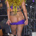 Lady Gaga sahne de seyirciye çamaşırını sıyırıp poposunu gösterdi.