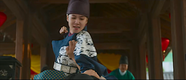 Park Eun Bin as Crown Prince punching visiting eunuch