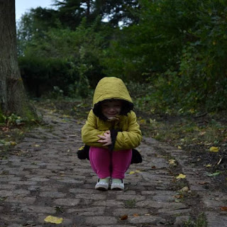 petite fille en manteau