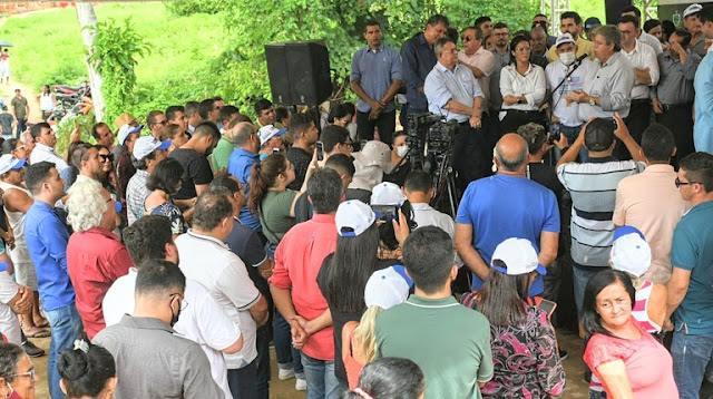 João Azevêdo entrega 100 casas em Belém e é homenageado por compromisso com programa de habitação